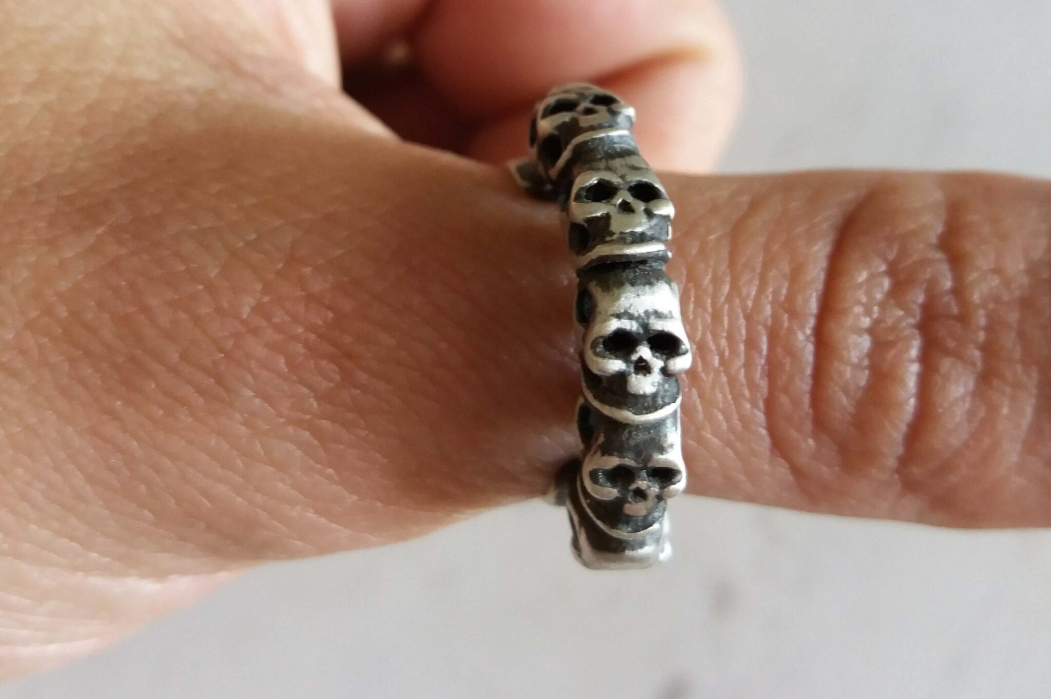 Five skulls unisex silver ring